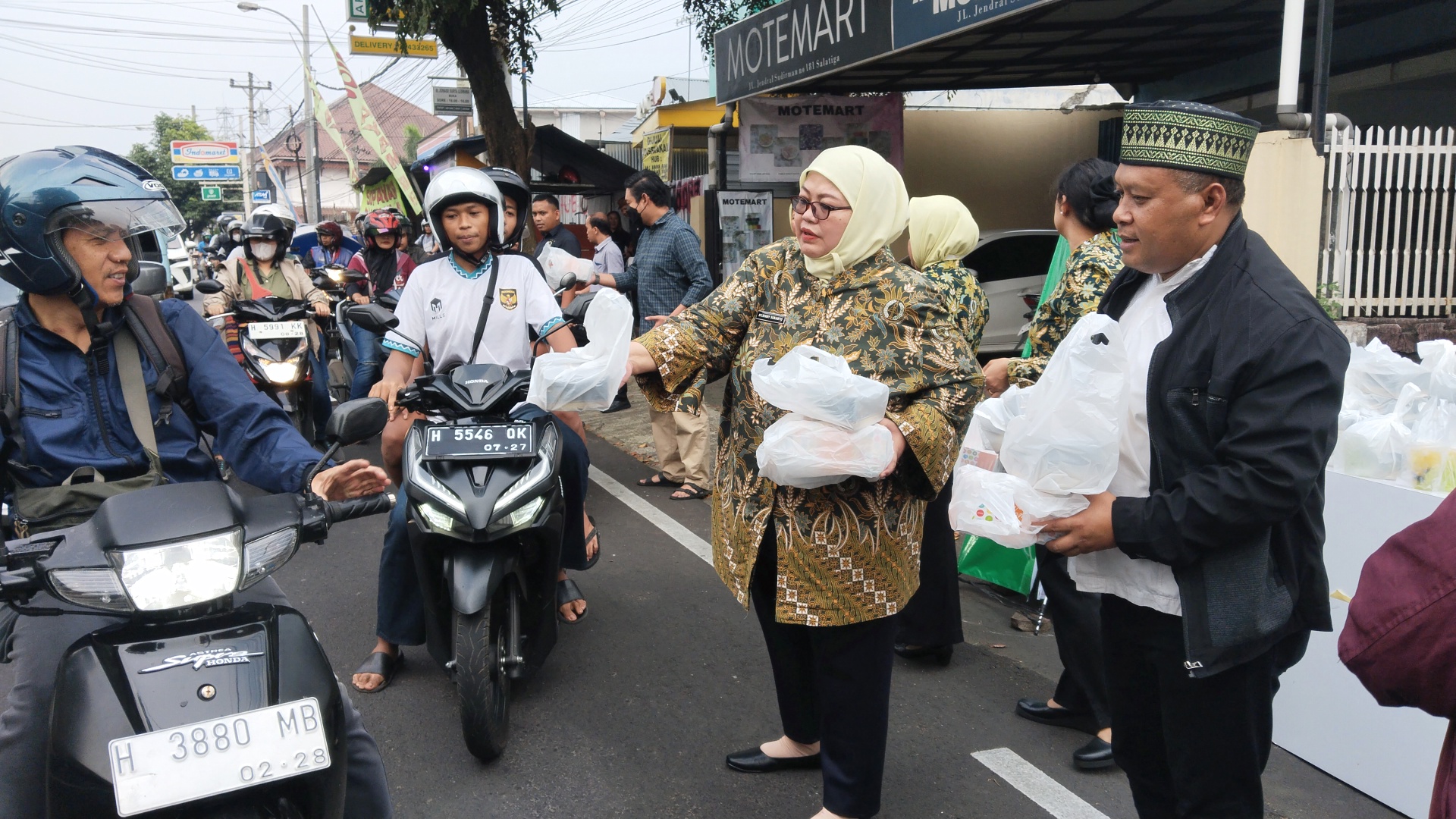 Ratusan Takjil Dibagikan Kejari Salatiga Ludes Diserbu Warga dalam Hitungan Menit