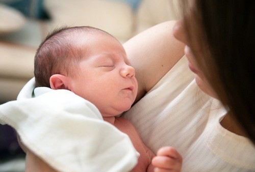 Bisa Dicoba Nih, Cara Menidurkan Bayi dengan Sentuhan Jari di Kepala