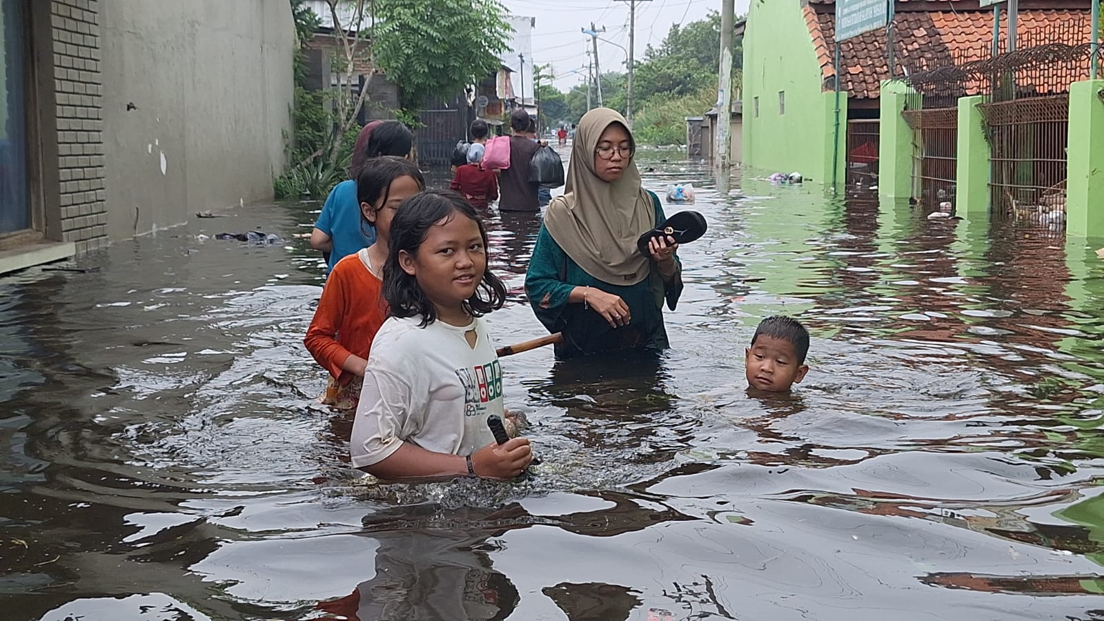 Tanggul Sungai Meduri Jebol, Warga Pasirsari Kota Pekalongan Terpaksa Mengungsi