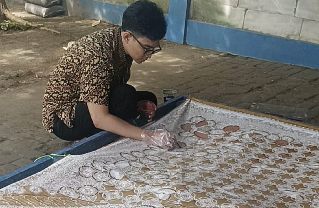 Anak Muda Pekalongan Pakai Software Gambar Komik Buat Desain Batik Tulis