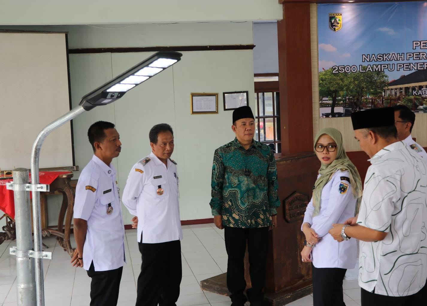 Bupati Demak Teken Perjanjian Hibah 2500 Penerangan Jalan Umum Tenaga Surya 