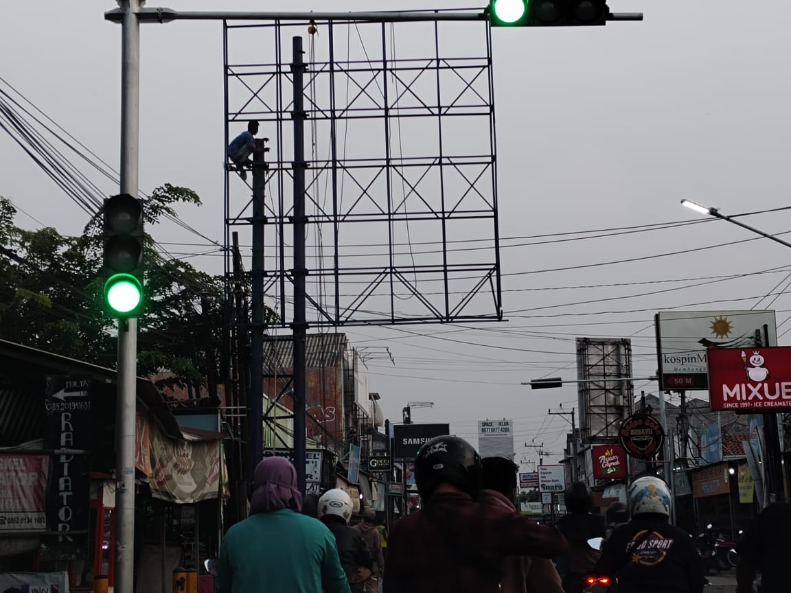 Baliho Besar di Kabupaten Tegal Mebahayakan Pengguna Jalan