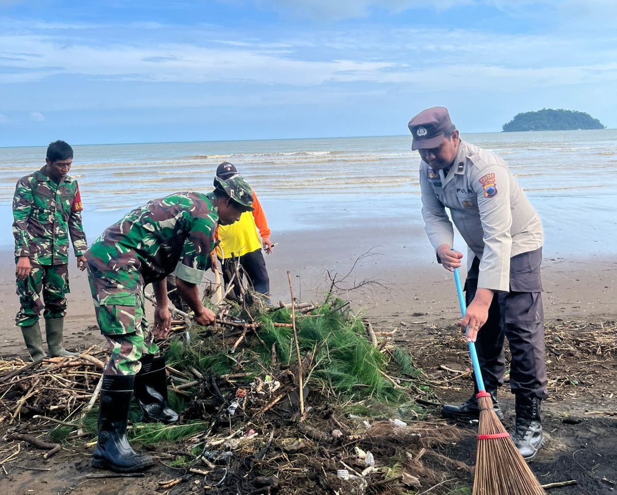 Pantai Gua Manik Jepara Dipenuhi Sampah, Aparat Gabungan Turun Tangan Sapu Bersih