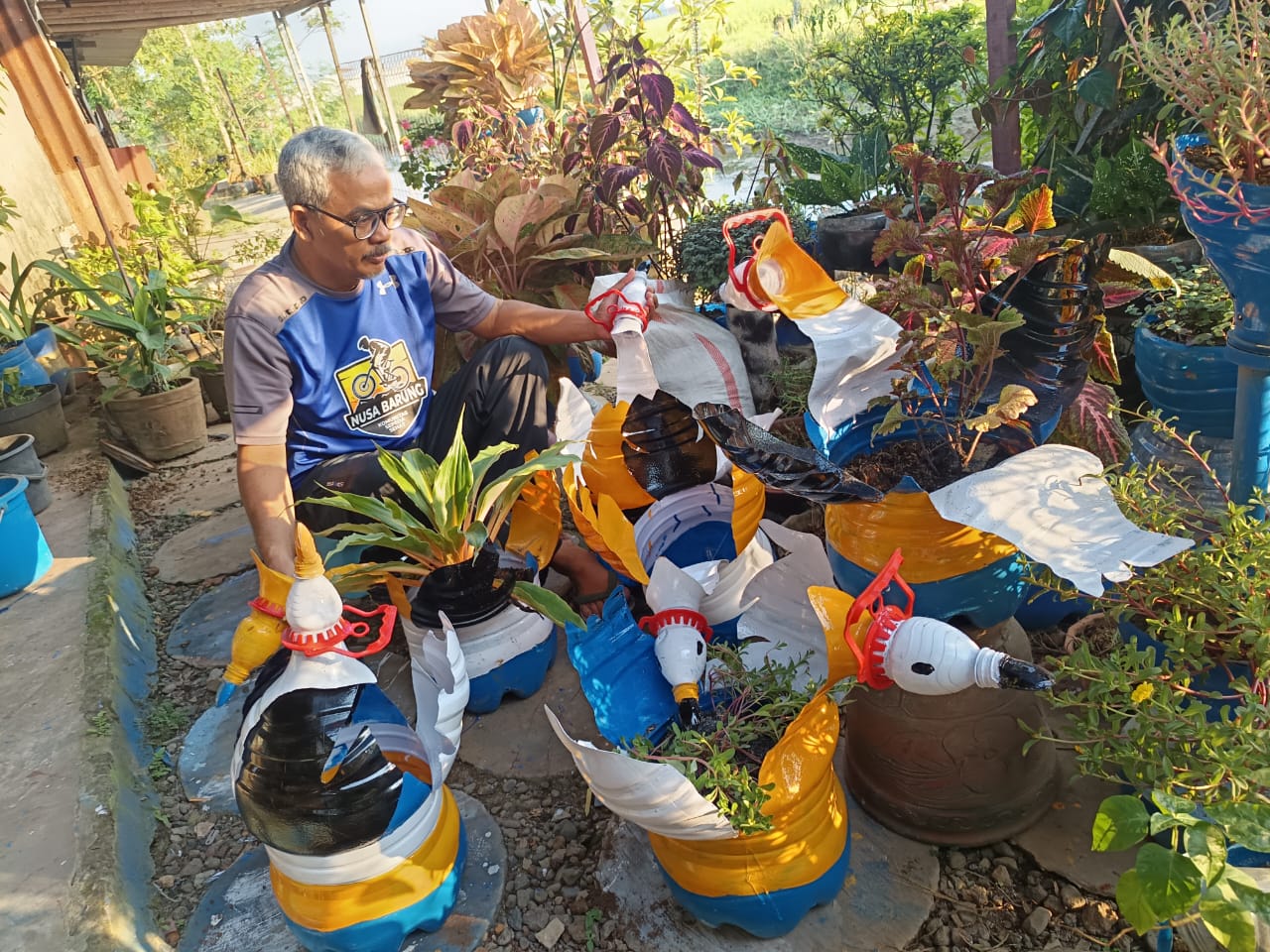 Galon Bekas Diubah Jadi Pot Cantik