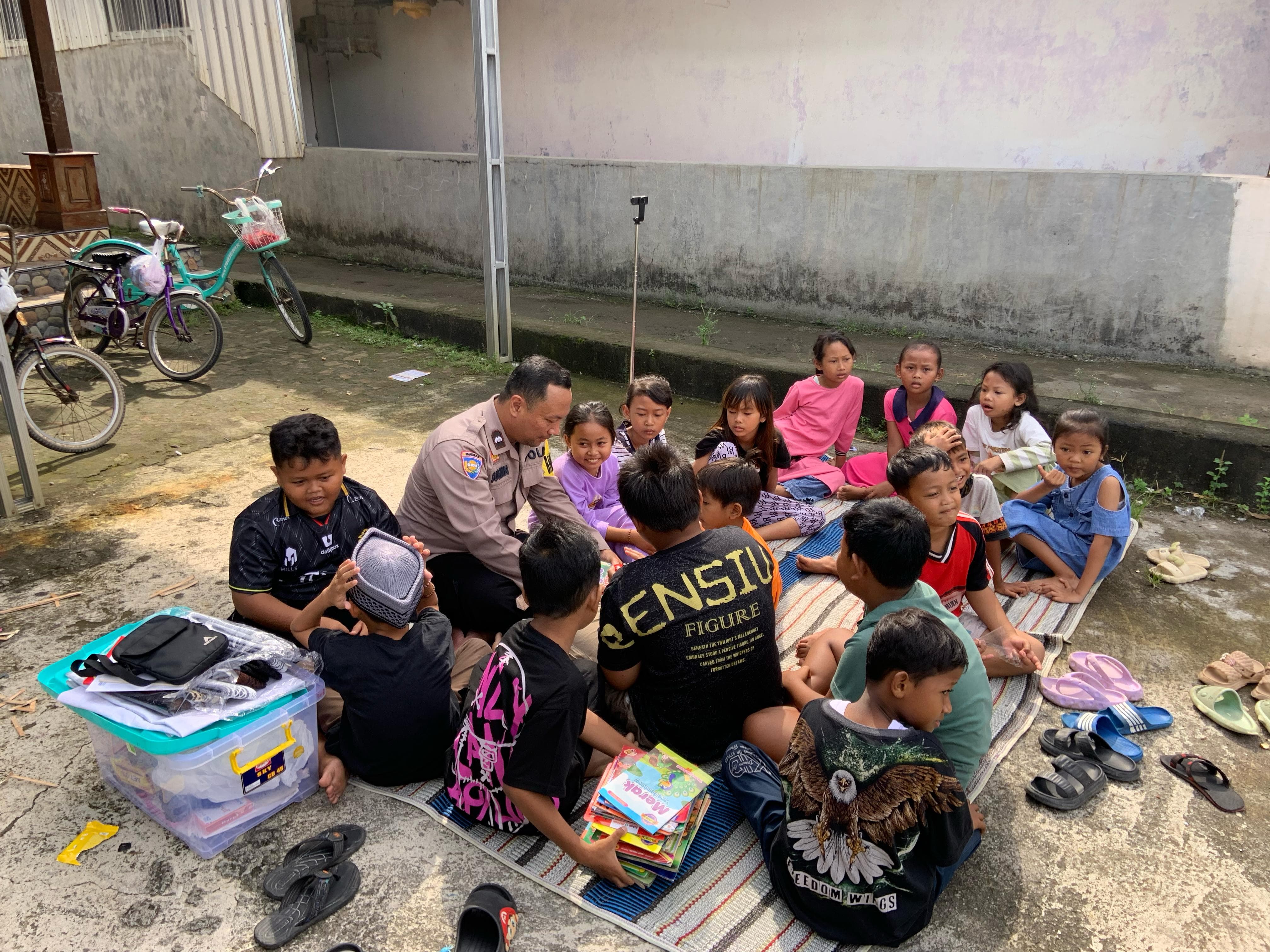 Tingkatkan Minat Baca, Bhabinkamtibmas Geneng Gandeng Demak Gelar Perputakaan Keliling