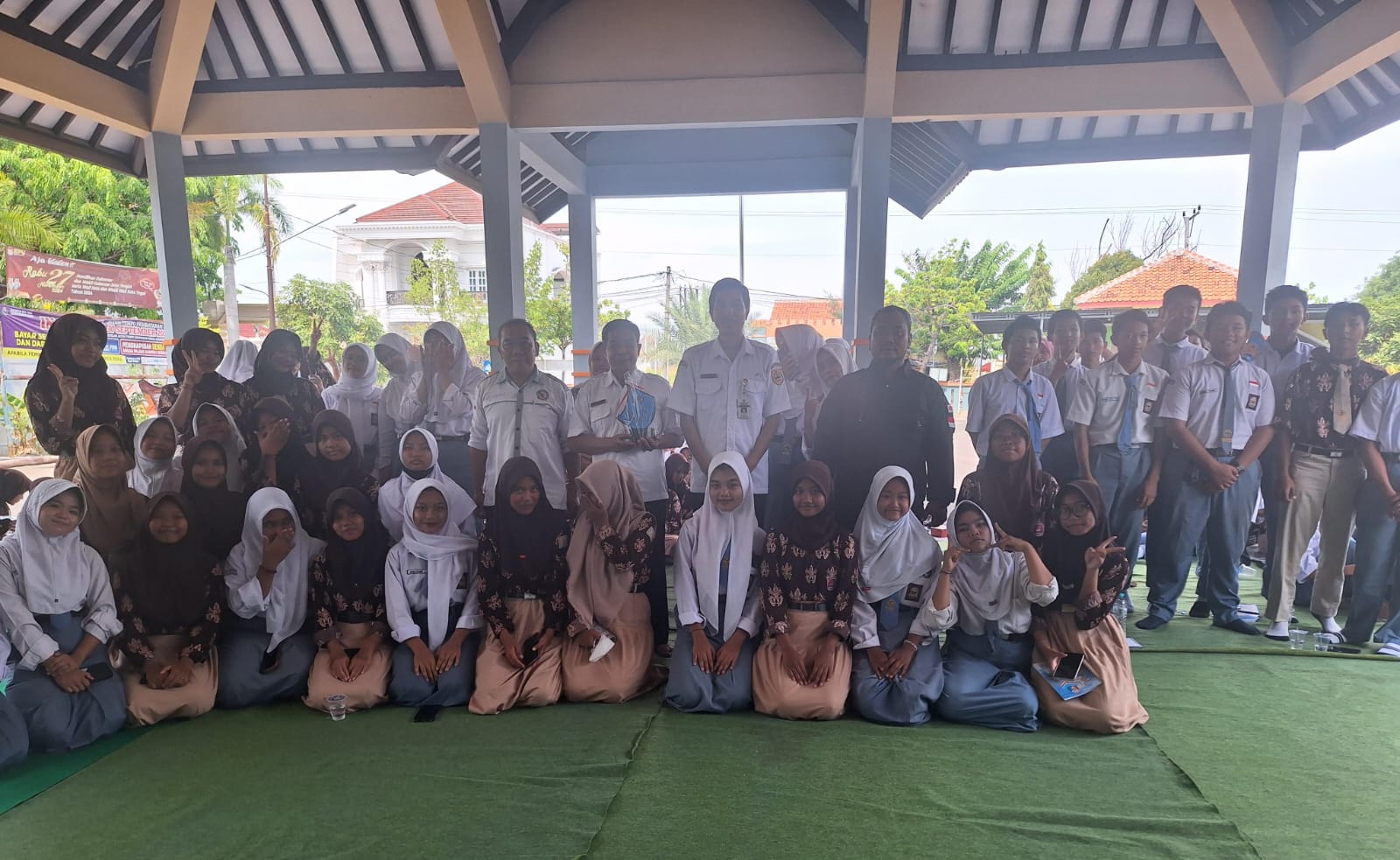 Murid SMA Negeri 5 Kota Tegal Belajar Mengolah Sampah 