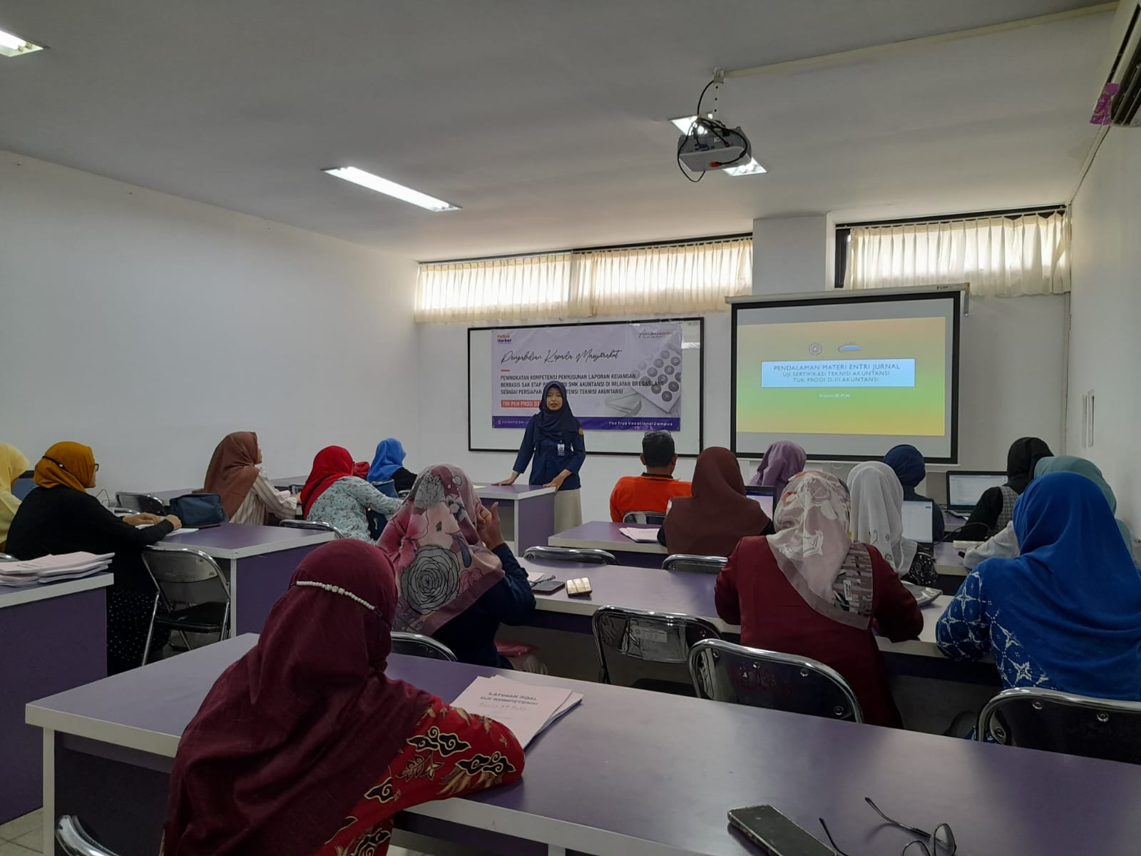 Dosen Poltek Tegal Harber Adakan Pelatihan Akutansi untuk Guru SMK di Bregaslang