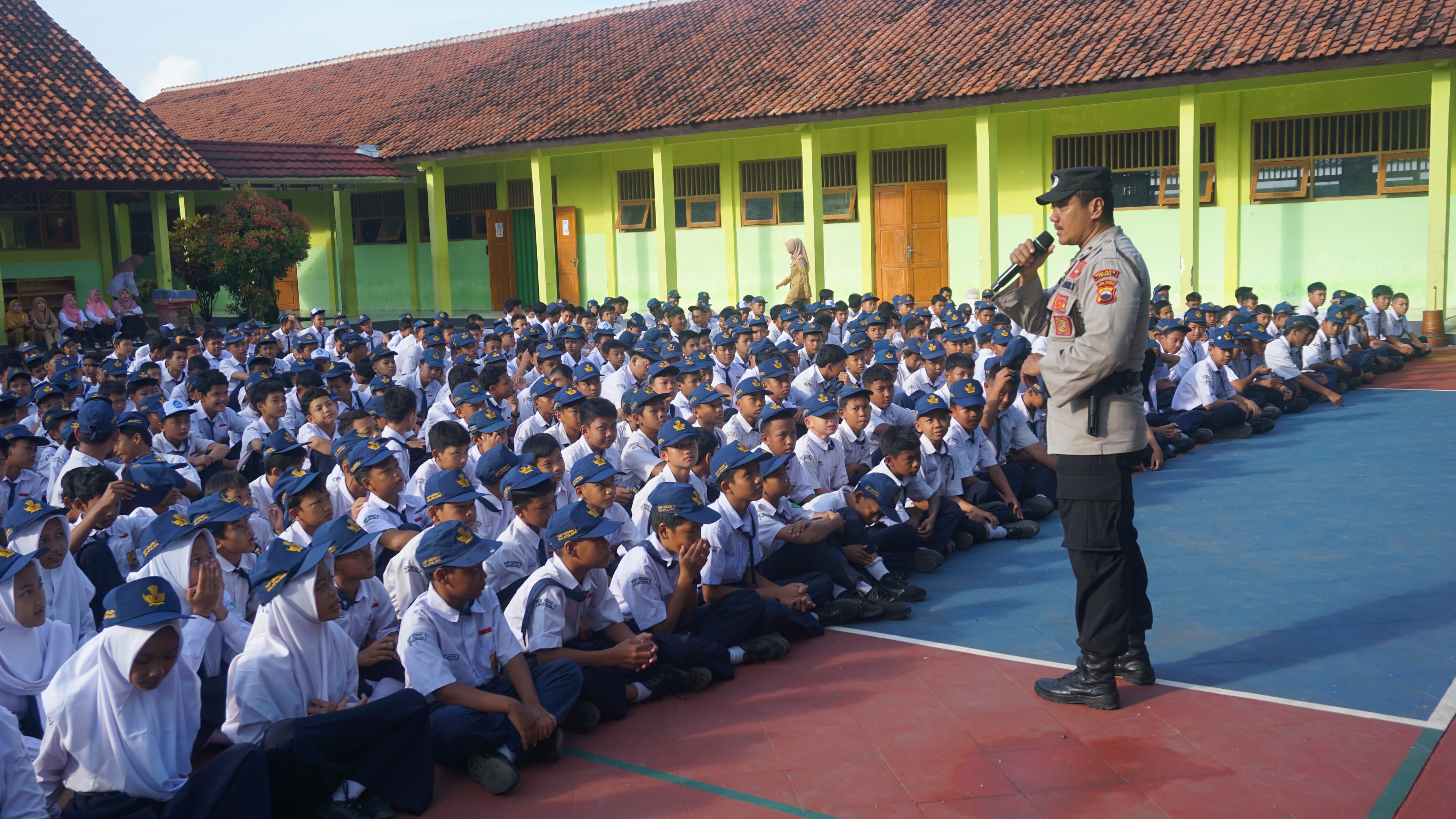 Jelang Ramadan, Polsek Bina Warga  SMP Negeri 1 Balapulang