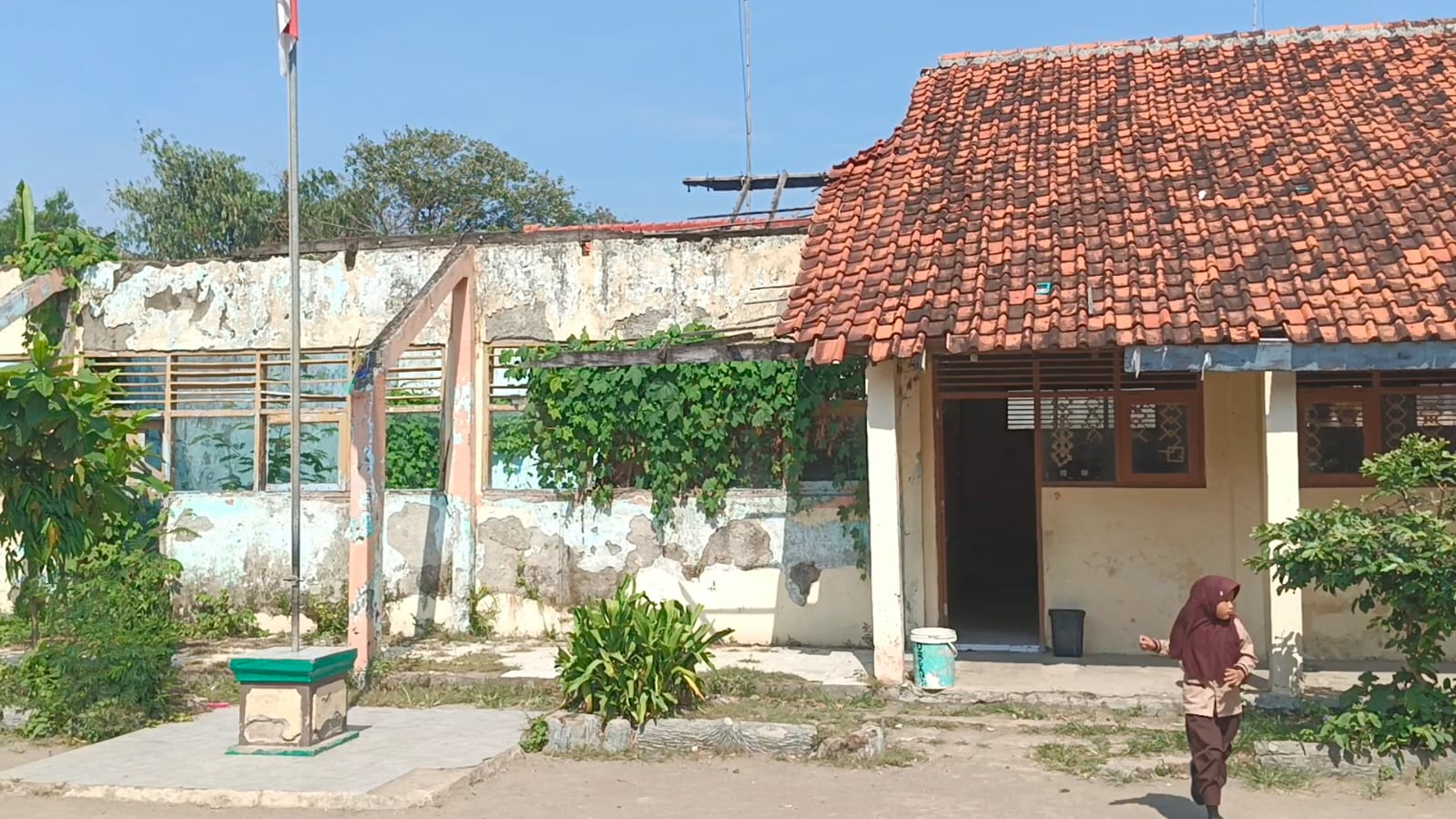 Ambruk 5 Tahun Tanpa Perbaikan, Siswa SDN Sitanggal 06 Brebes Belajar di Perpustakaan Sempit ‎