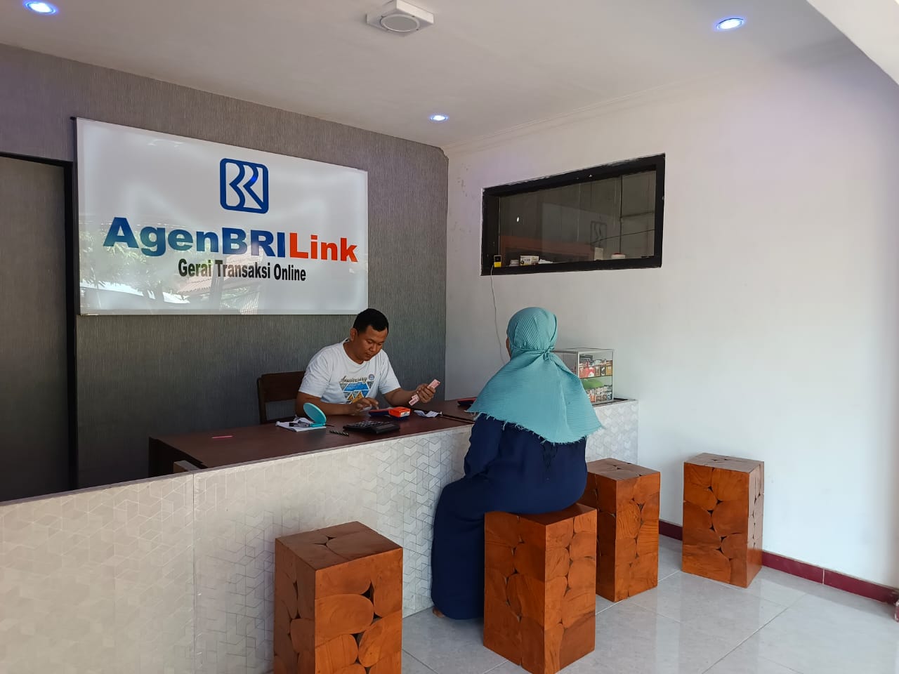 Jadi Bank Mini BRI, Agen BRILink di Situbondo Berhasil Dekatkan Akses Perbankan ke Masyarakat