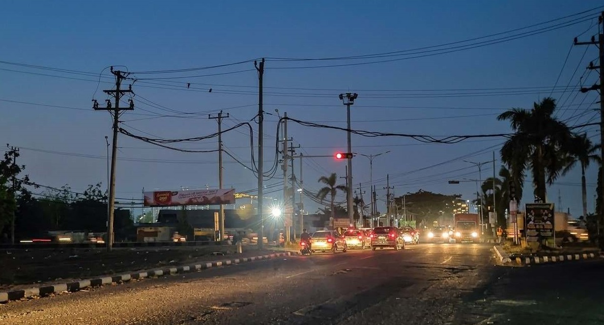 HATI-HATI! Jalan Pantura Pati Gelap Gulita Gegara Listrik Padam, Warga dan Anak Punk Turun Tangan Atur Lalu Li