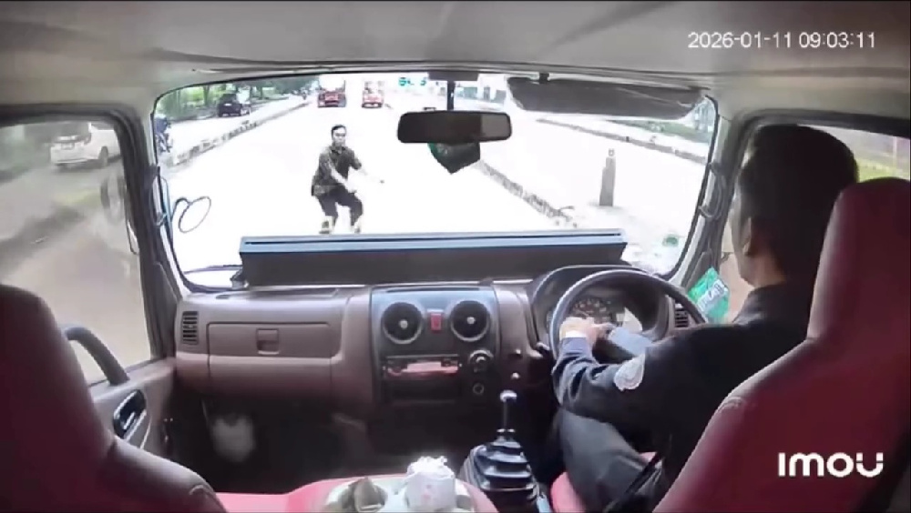 Pria Diduga Sengaja Menabrakkan Diri ke Feeder Trans Semarang di Kaligawe, Terekam CCTV