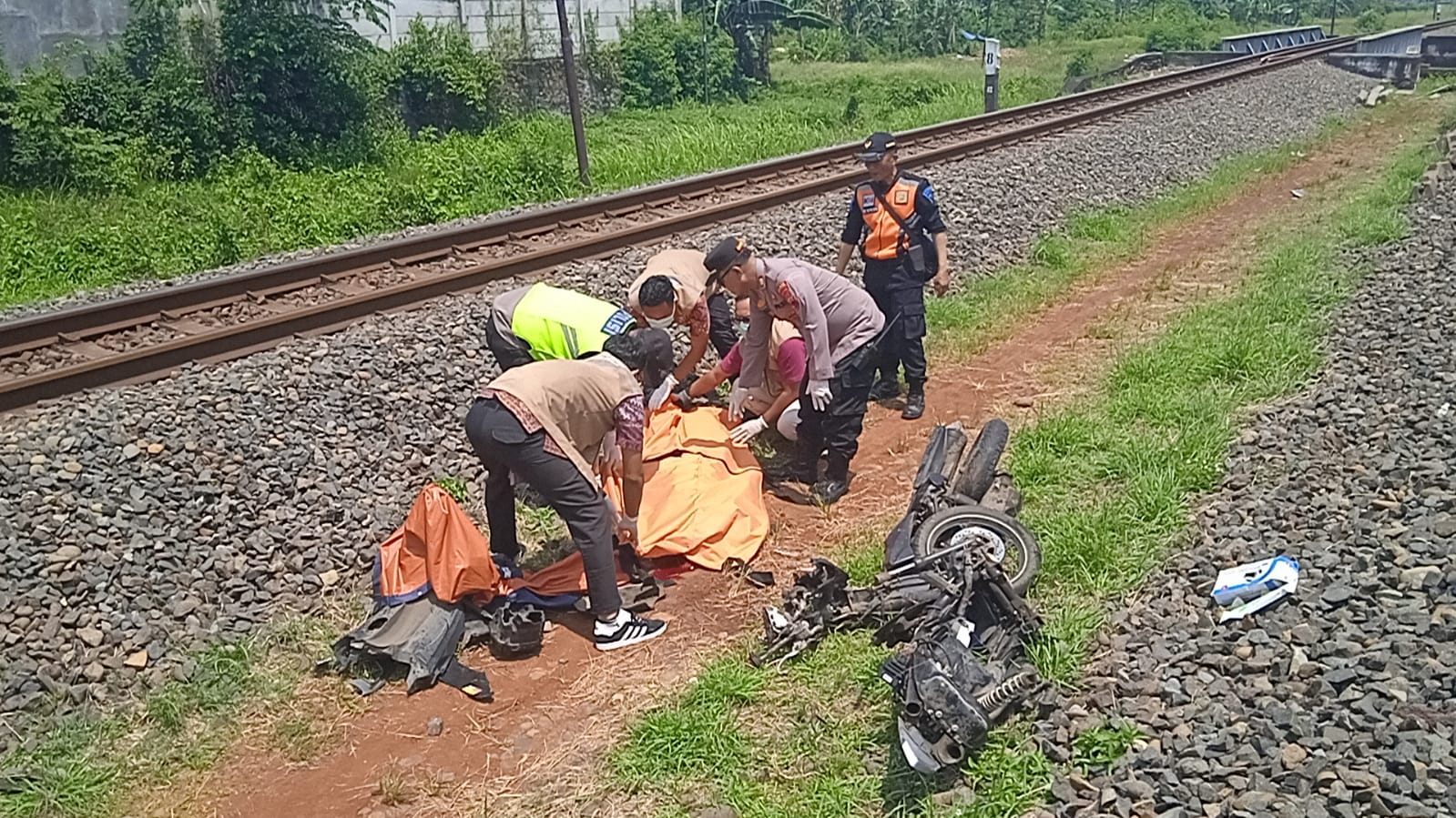 Terobos Palang, Pengendara Motor Tewas Tertabrak KA Sembrani di Batang