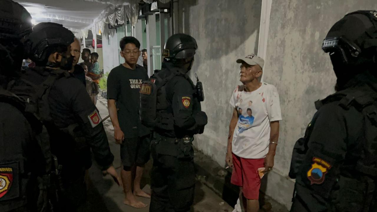 Meresahkan Warga, Kakek Digelandang Ke Kantor Polisi, Kenakan Kaos Bergambar Cagub