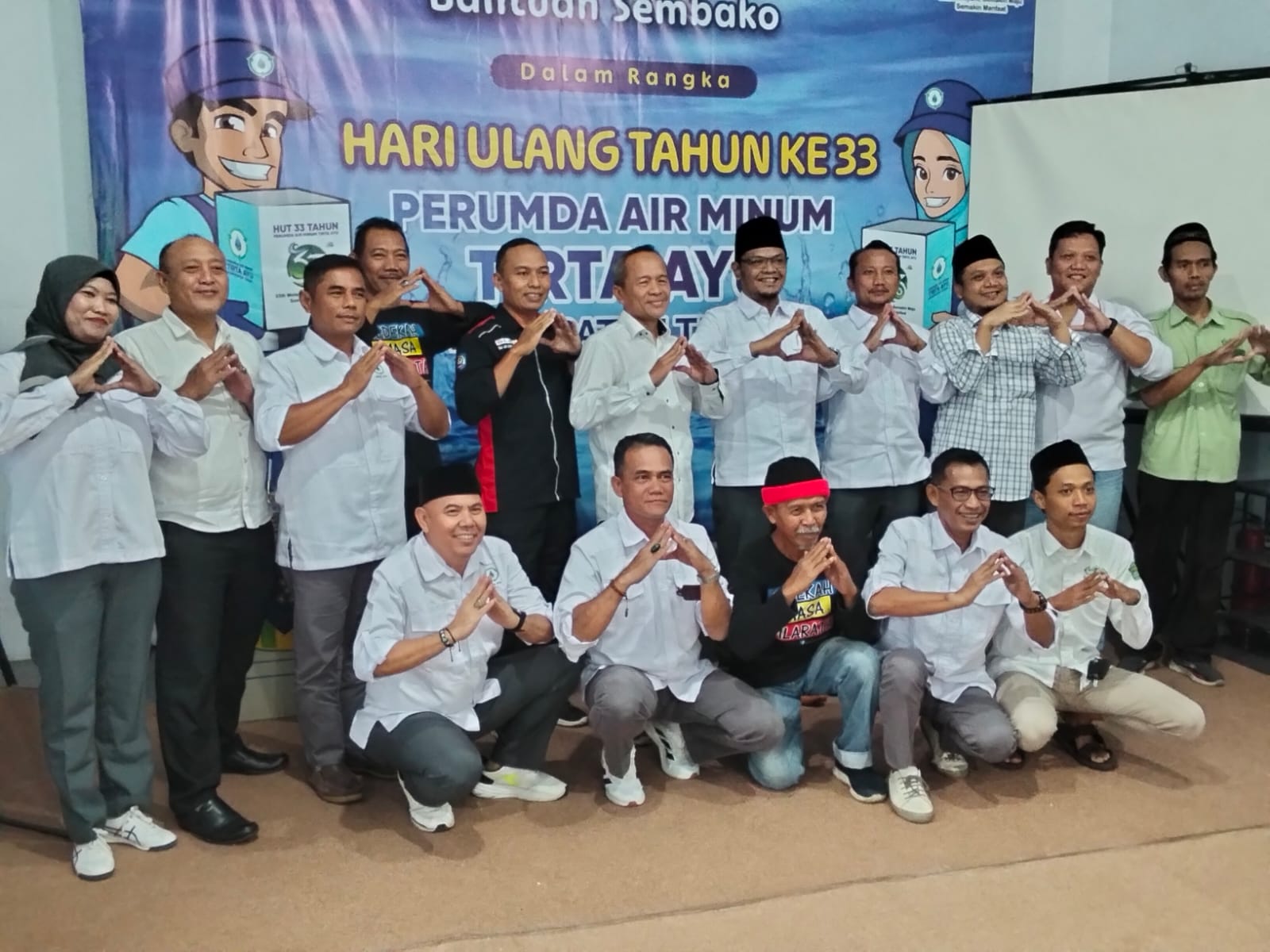 Perumda Air Minum Tirta Ayu Kabupaten Tegal Serahkan secara Simbolis Bantuan Sembako