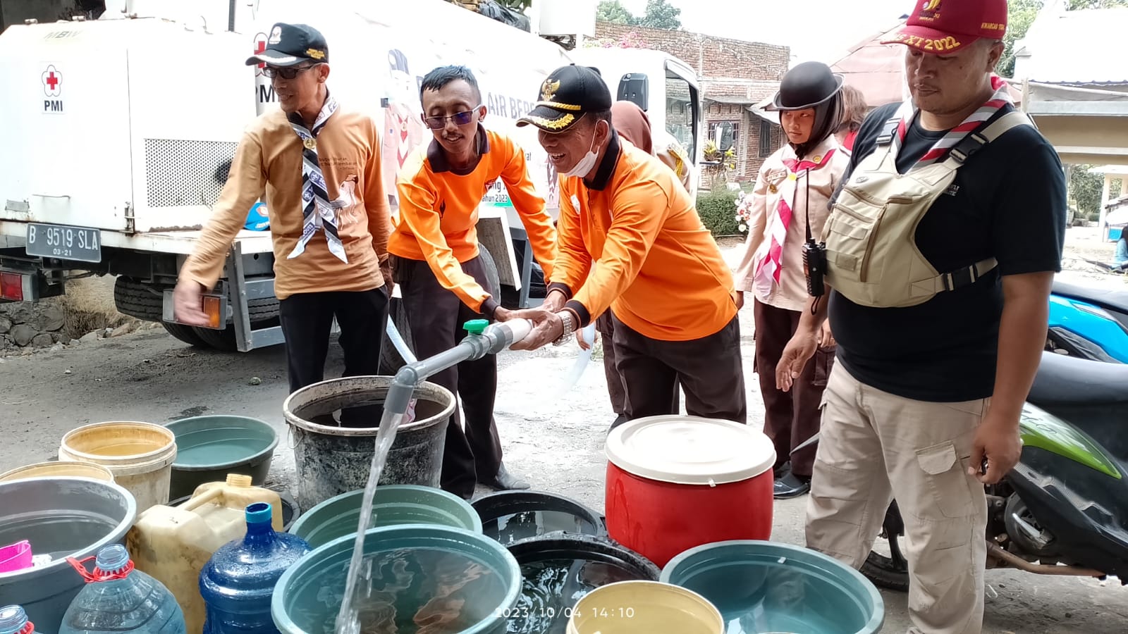 Warga Kecamatan Jatinegara Kabupaten Tegal Dapat Bantuan Air dari Anggota Pramuka