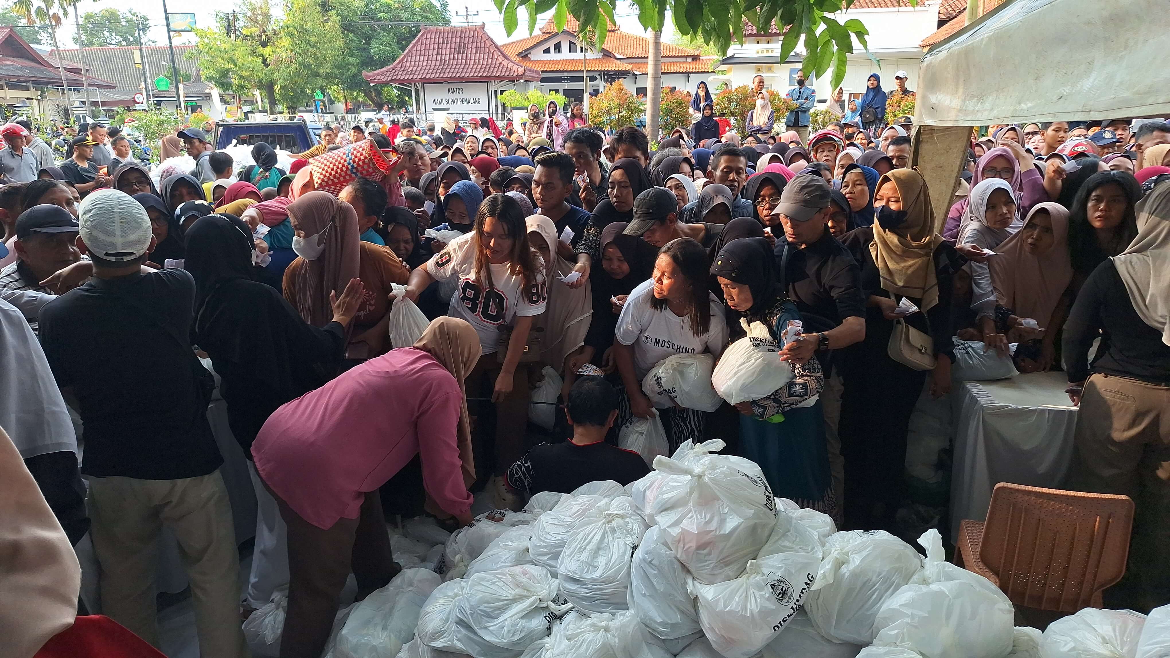 Ribuan Warga di Pemalang Berdesakan di Pasar Murah Ramadan Berebut Paket Sembako 