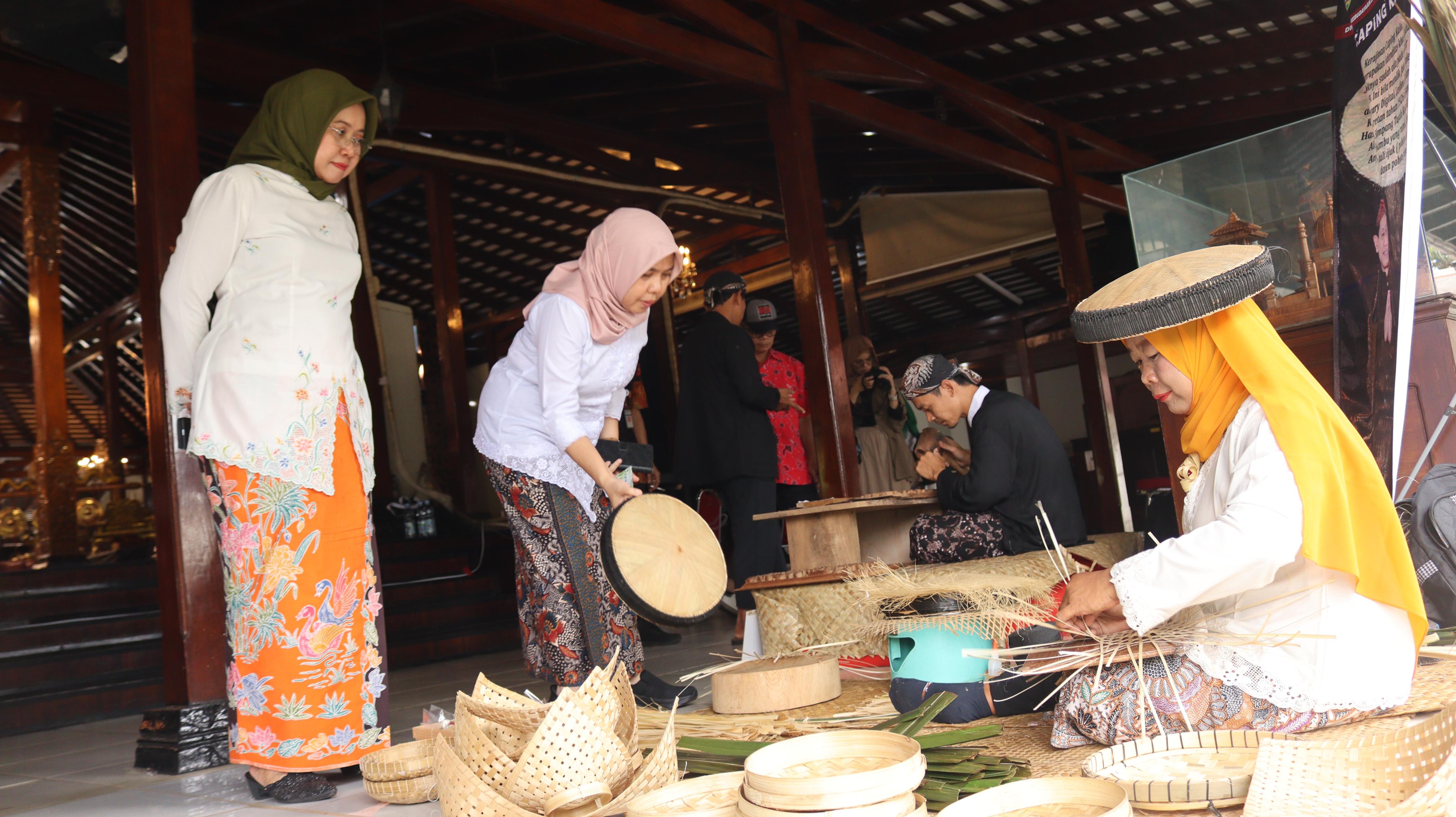 Pikat Pengunjung TMII, Wabup Cantik Pamer Tradisi Seni dan UMKM Kudus