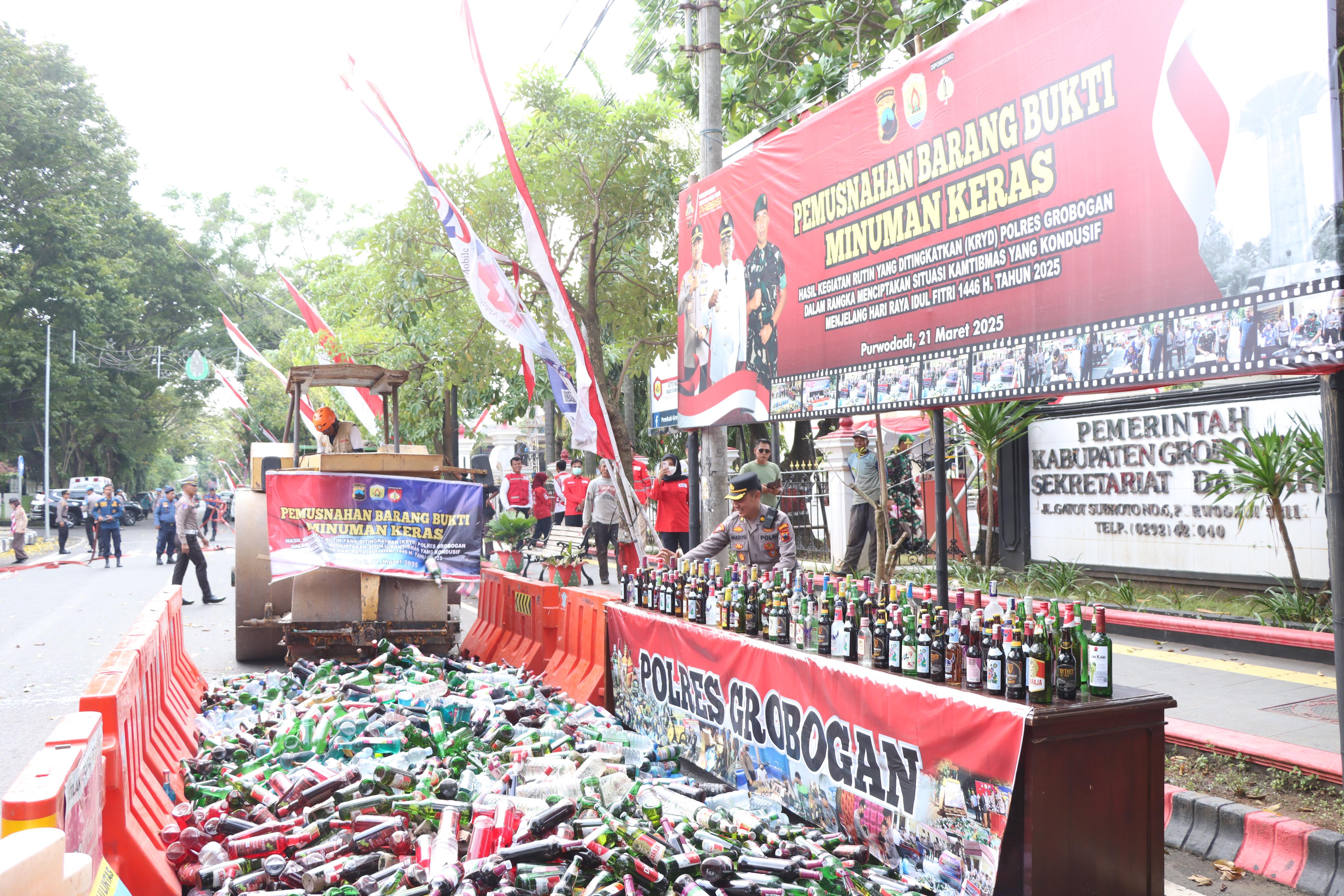 Jelang Lebaran IdulFitri 1446 H, Polres Grobogan Musnahkan 3.715 Botol Miras