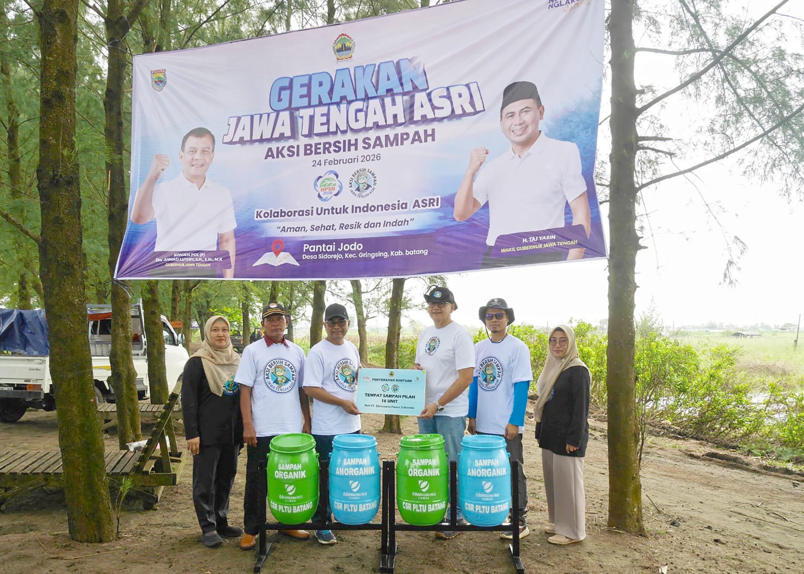 Peran Swasta Disorot, BPI Bagi 16 Tempat Sampah Terpilah di Pantai Jodo Batang