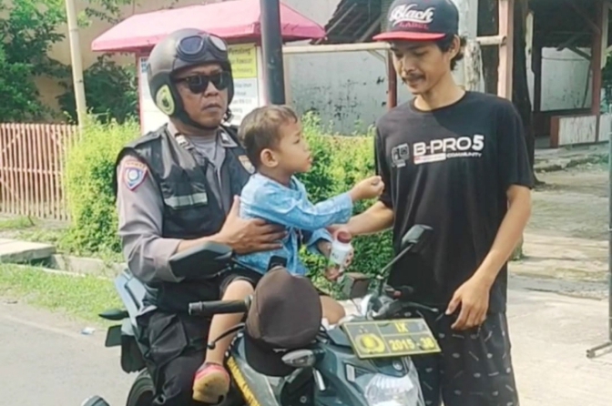 Balita yang Bermain di Jalan Kabupaten Pemalang Akhirnya Bertemu dengan Orang Tuanya