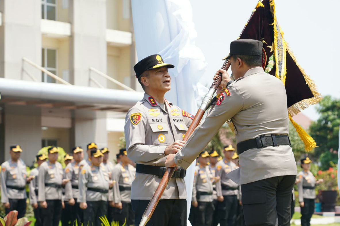 Serah Terima Pataka Polda Jateng, Roy Hardi Siahaan Resmi Gantikan Ribut