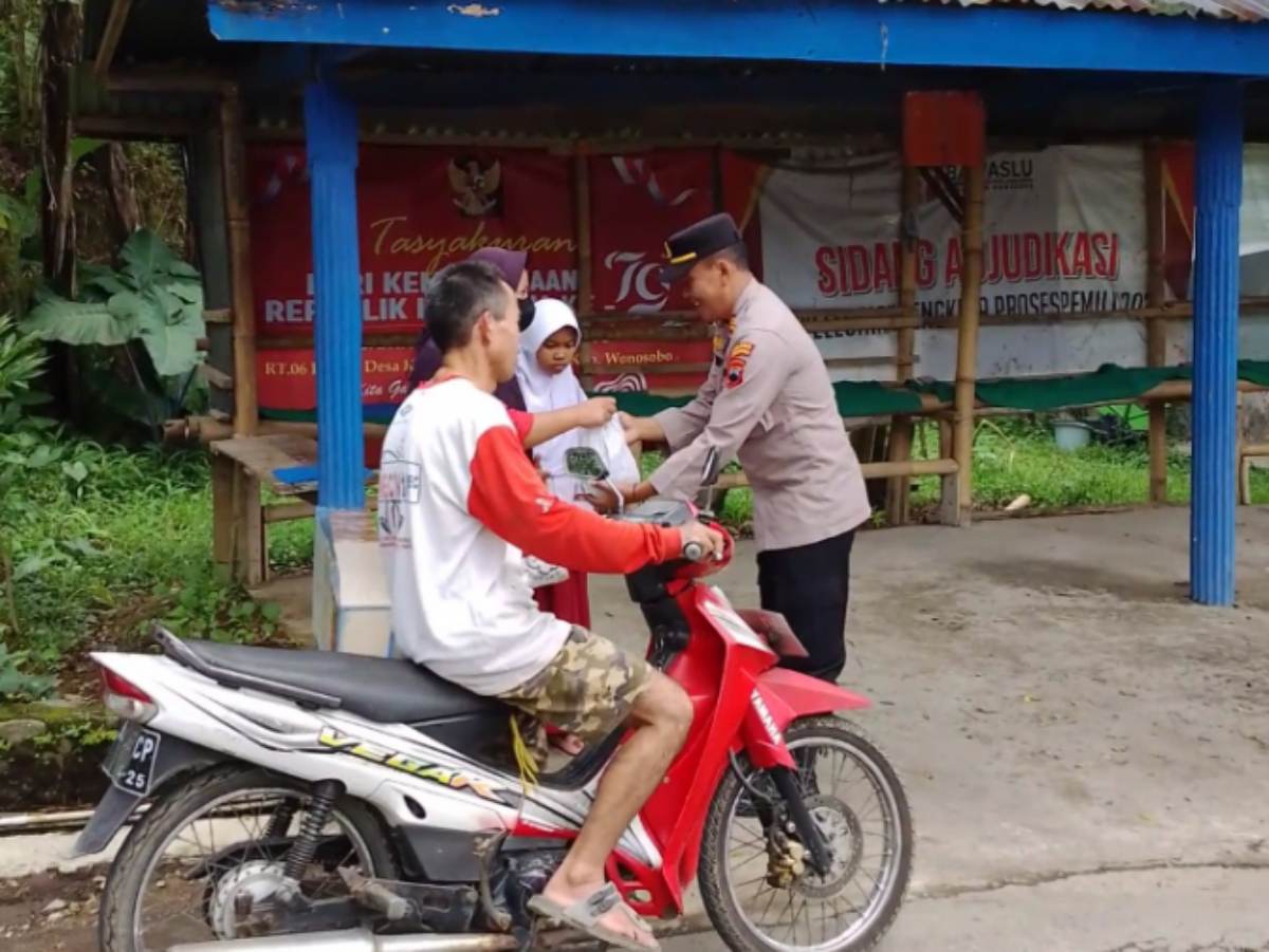 Gelar Aksi Sosial Bulan Ramadhan di Wonosobo, Polsek Kertek Bagi-bagi Takjil Gratis