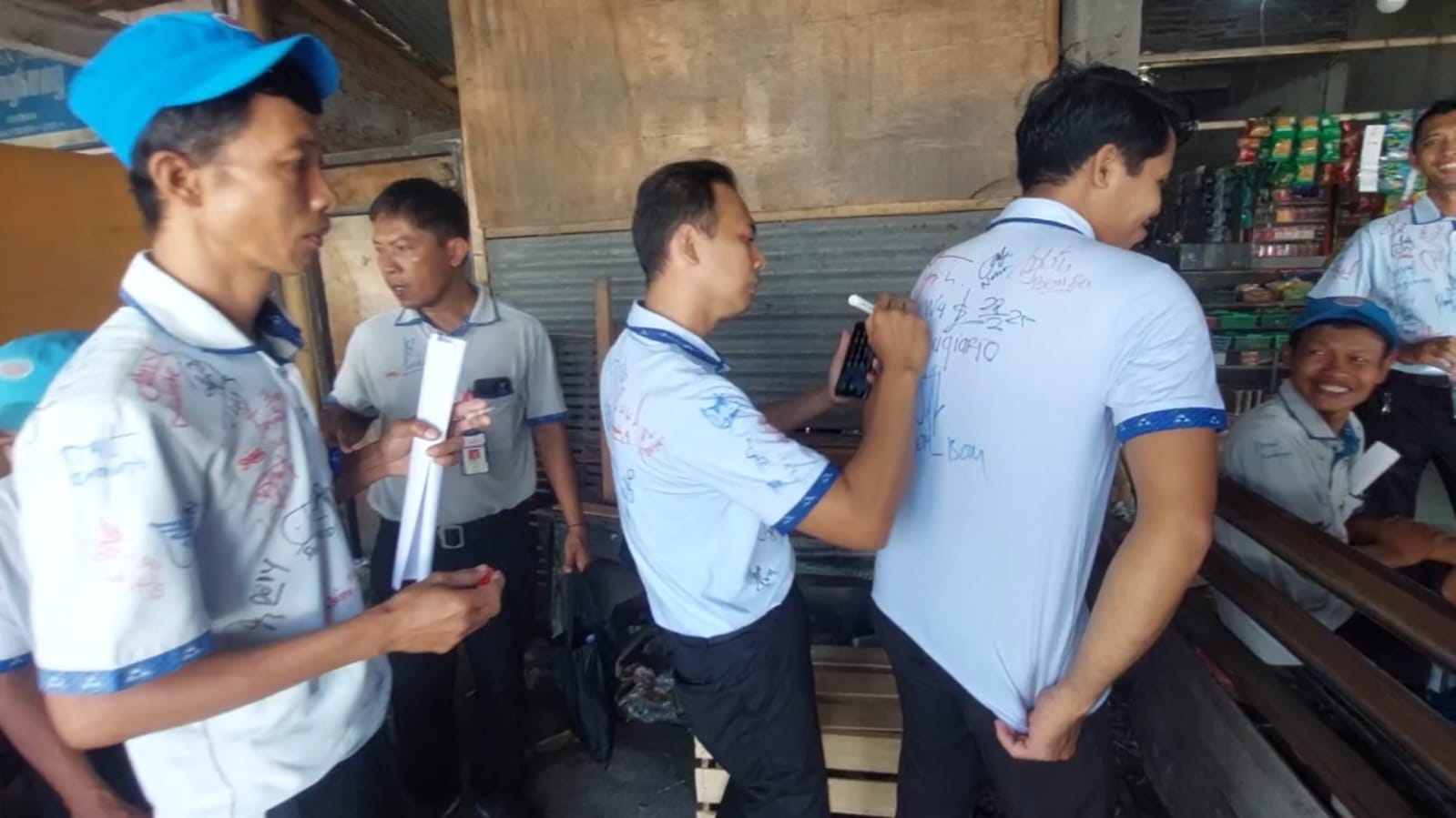 Momen Haru Karyawan Sritex Coret Seragam Kerja di Hari Terakhir Sebelum Pabrik Tutup