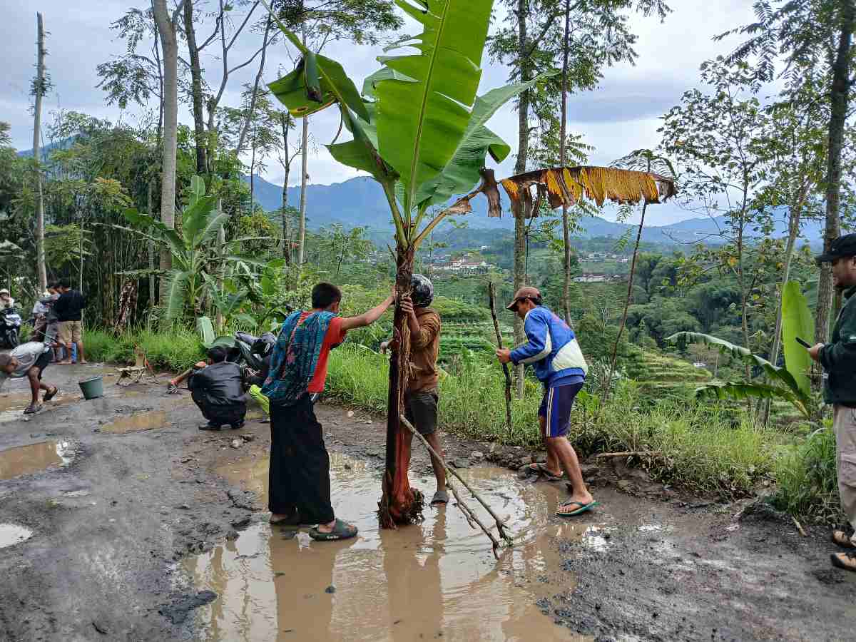 Protes Kondisi Infrastruktur, Warga Desak Perbaikan Jalan Kalibeber-Deroduwur Sebelum Lebaran