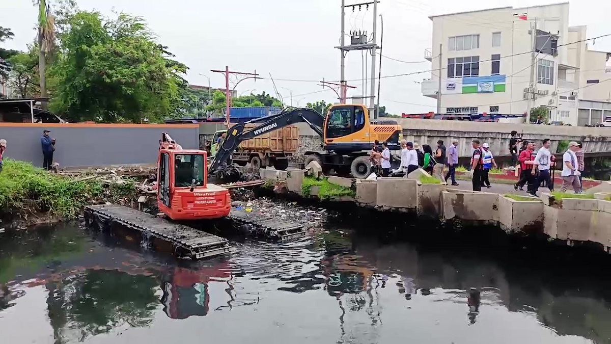Hari Peduli Sampah Nasional, Ratusan Warga Semarang Bersihkan Kali Tawang Mas 