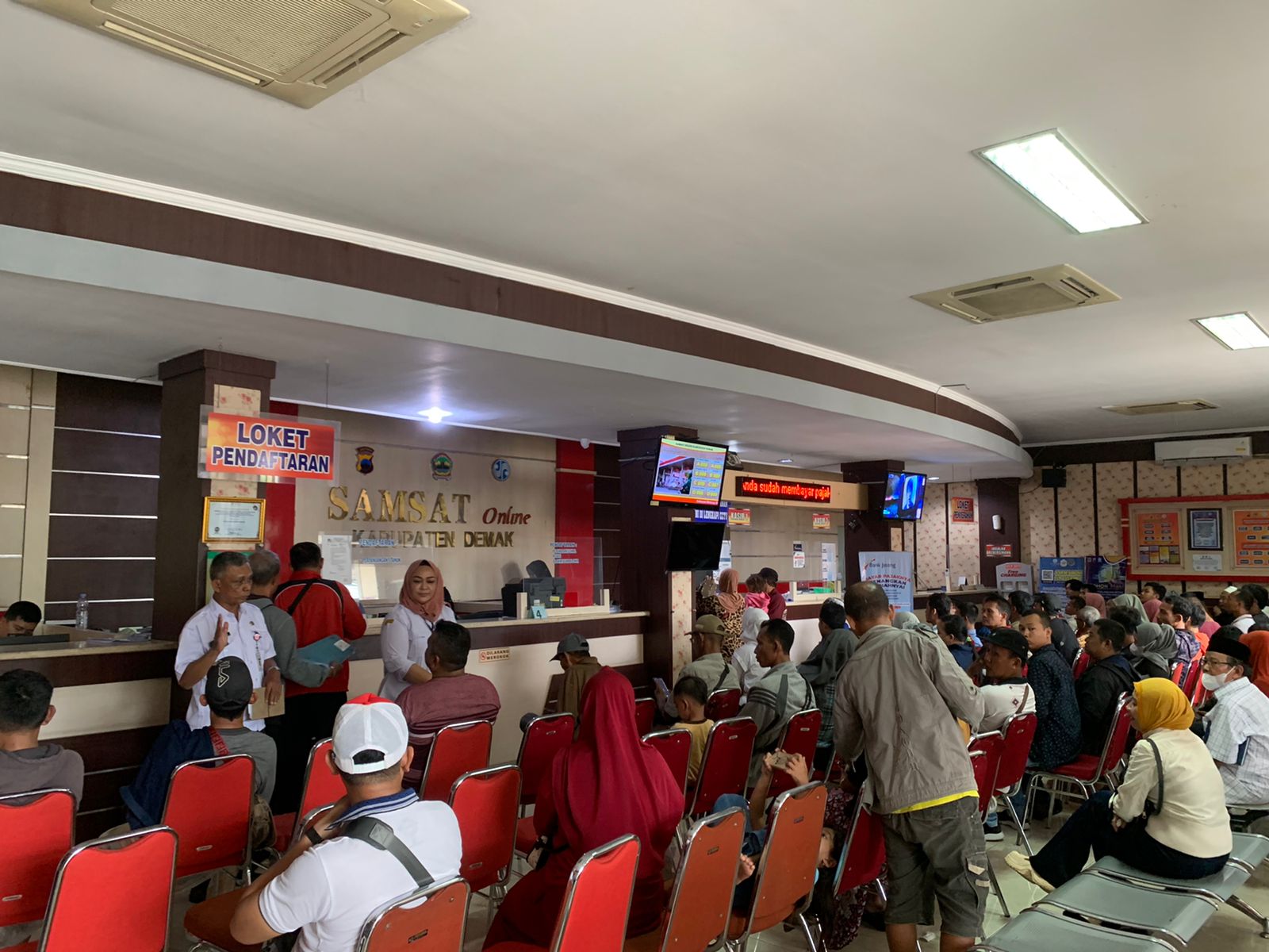 Animo Masyarakat Demak Tinggi Pada Program Pemutihan Samsat Jateng