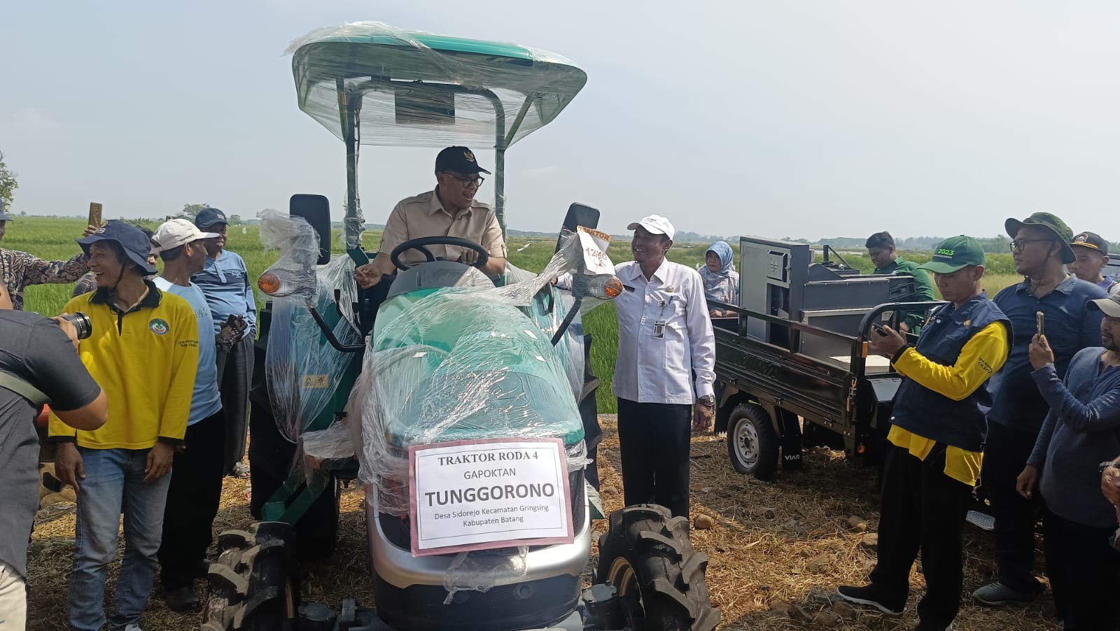 Pemkab Batang Salurkan Traktor hingga Pompa Air Senilai Rp5 Miliar ke Petani