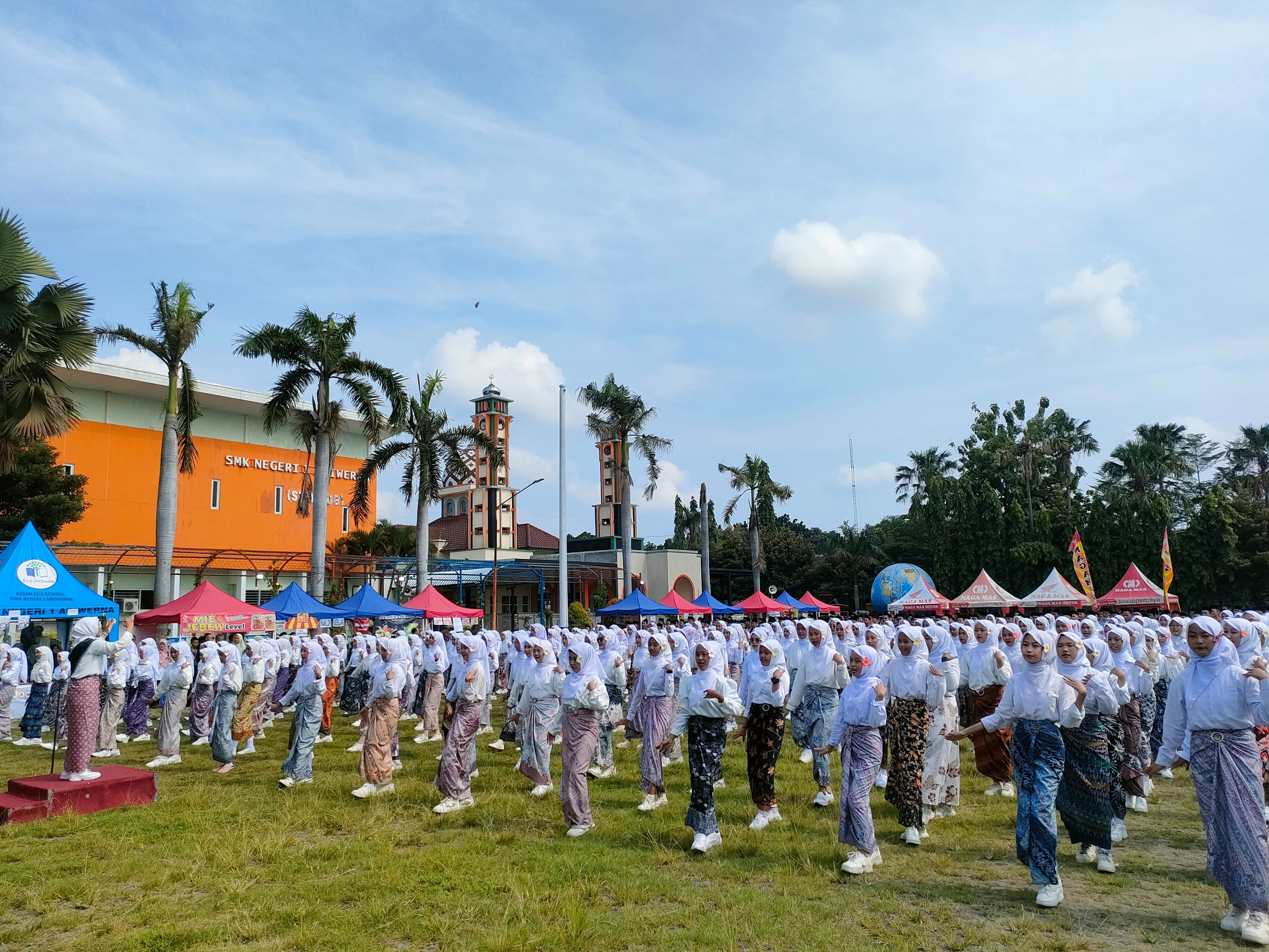 SMK Negeri 1 Adiwerna Kabupaten Tegal Hadirkan Paduan Suara Ratusan Siswa