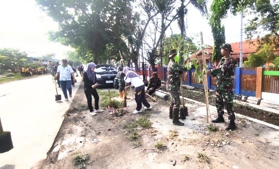 Tanam Pohon di Sepanjang Jalan Gatot Subroto Pemalang 