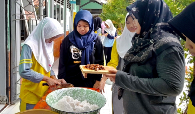Siswa SMP Muhammadiyah 3 Kota Tegal Produksi Takjil