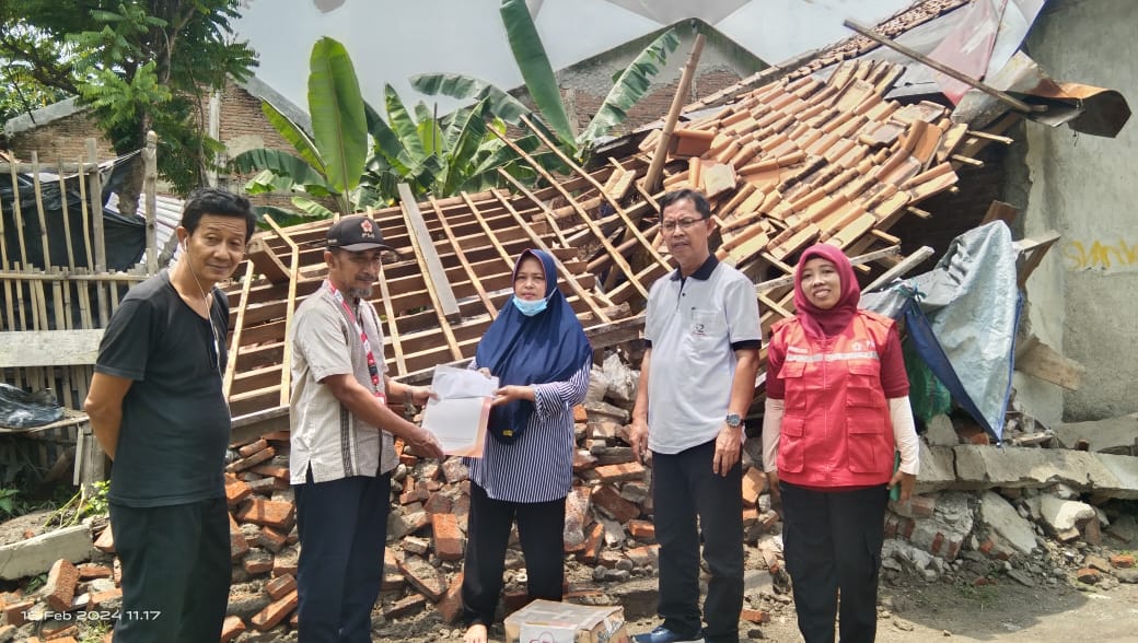 PMI Kabupaten Tegal Bantu Korban Rumah Roboh di Desa Trayeman