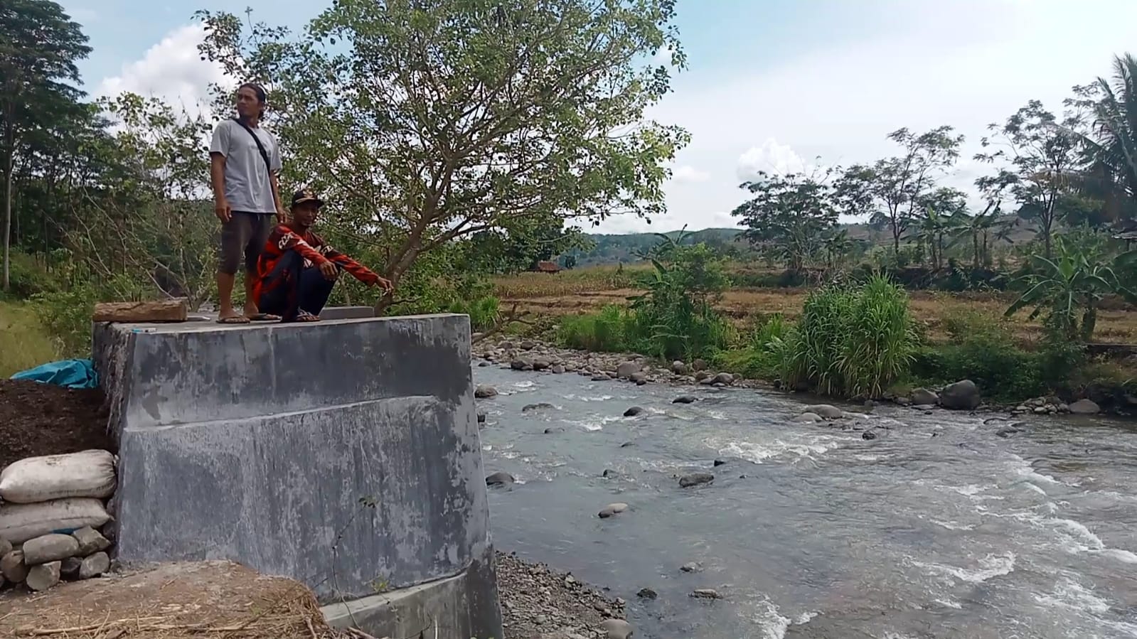 Miris, Warga Desa Tamansari Kabupaten Tegal Patungan Bangun Jembatan