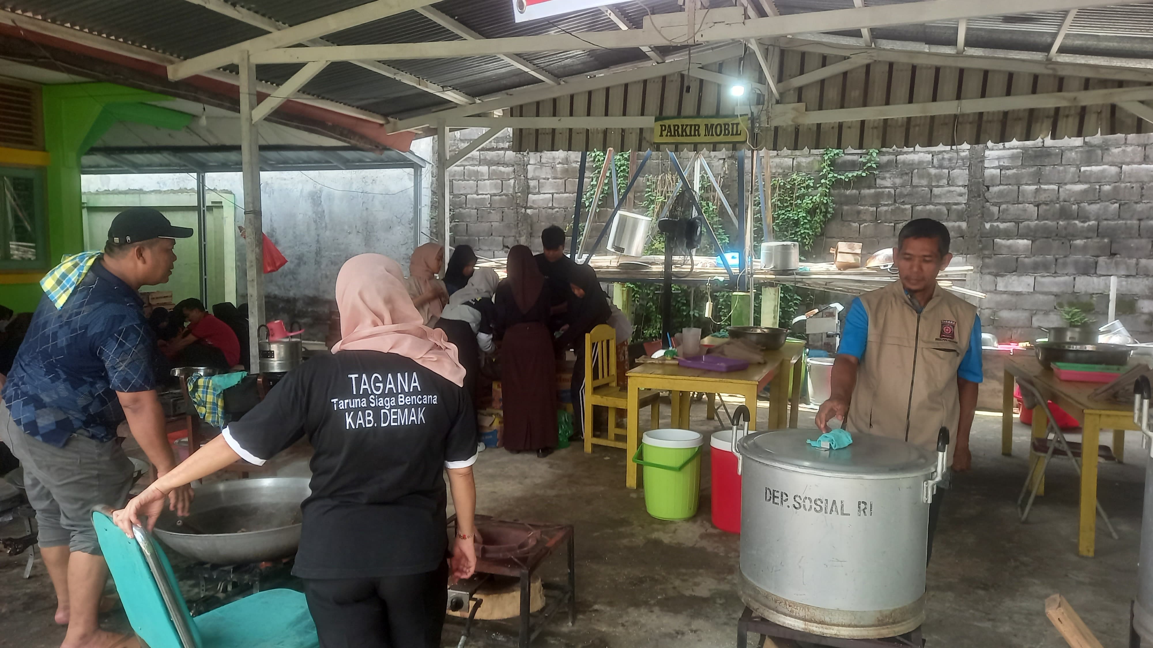 Dapur Umum Banjir Buka Tiga Shift untuk Suplai Logistik Pengungsi, Masyarakat Dipersilakan Bergabung