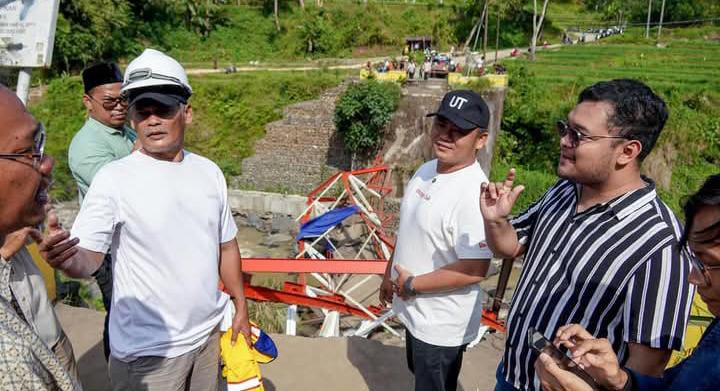 Jembatan Kalierang Kabupaten Tegal Ambruk saat Dibongkar, Diduga Sudah Korosi
