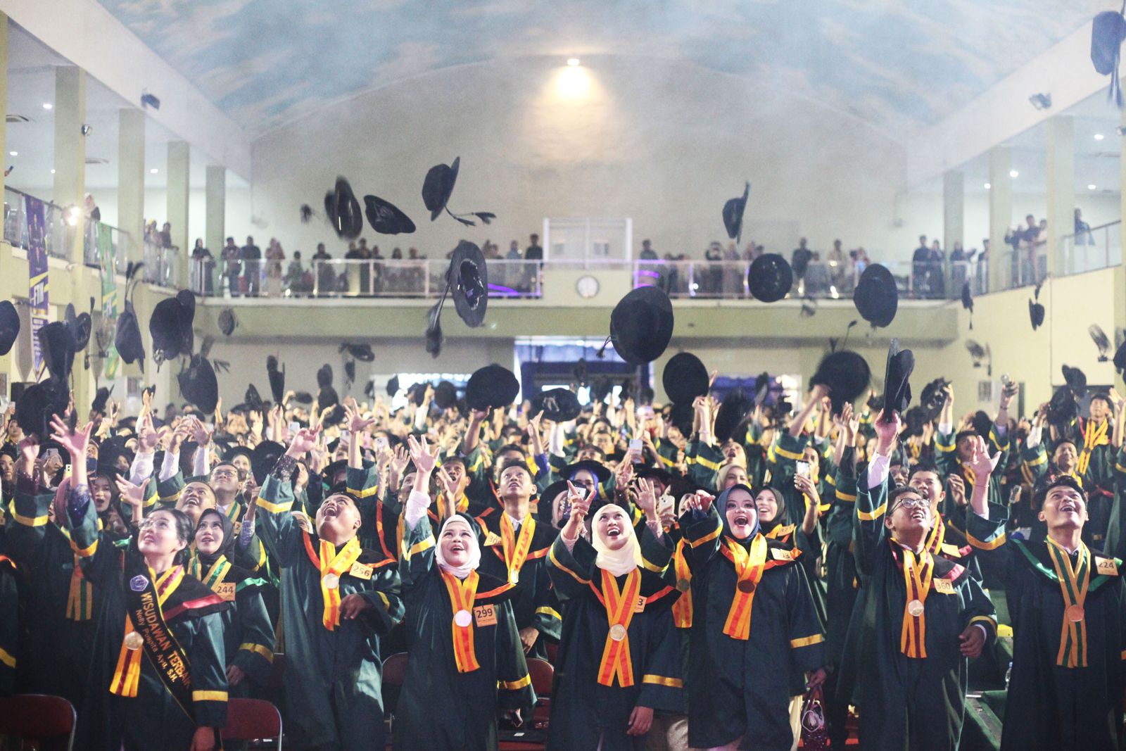 965 Mahasiswa Resmi Diwisuda, UPS Cetak Lulusan Berdampak Global
