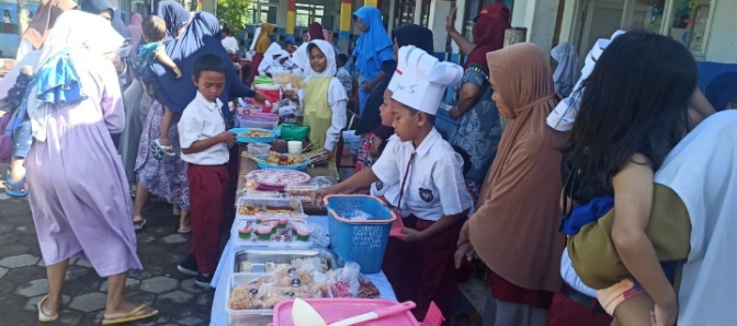 Siswa-siswi Kecamatan Bantarbolang Kabupaten Pemalang Bikin dan Beli Jajanan di Sekolah