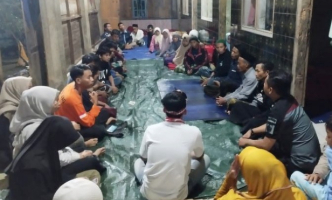 54 Warga Desa Tundagan Kabupaten Pemalang Berbuka dan Sahur di Pengungsian
