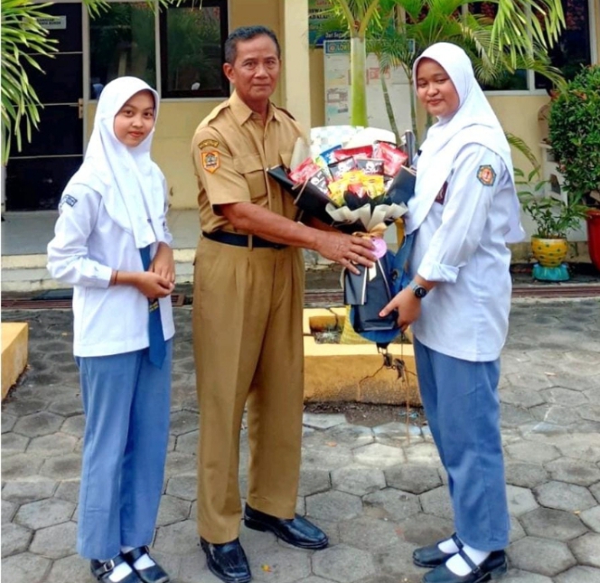 HUT Guru, Kepala SMK Harapan Bersama Kota Tegal Terima Penghargaan Ketua dari Ketua OSIS