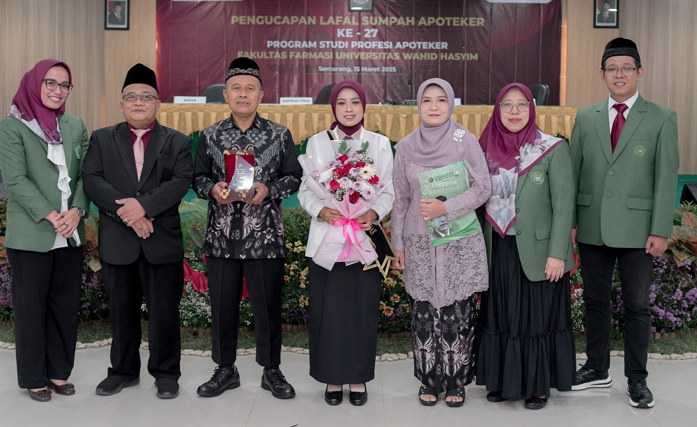 Inilah Kisah Anak Penjual Mie Ayam Keliling, Lulus Apoteker dengan Nilai Sempurna di Unwahas