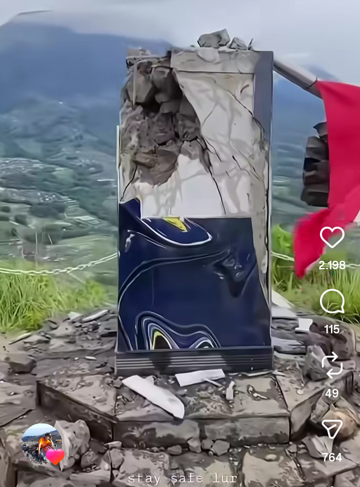 Tugu Puncak Gunung Andong Tersambar Petir, Hancur Sebagian