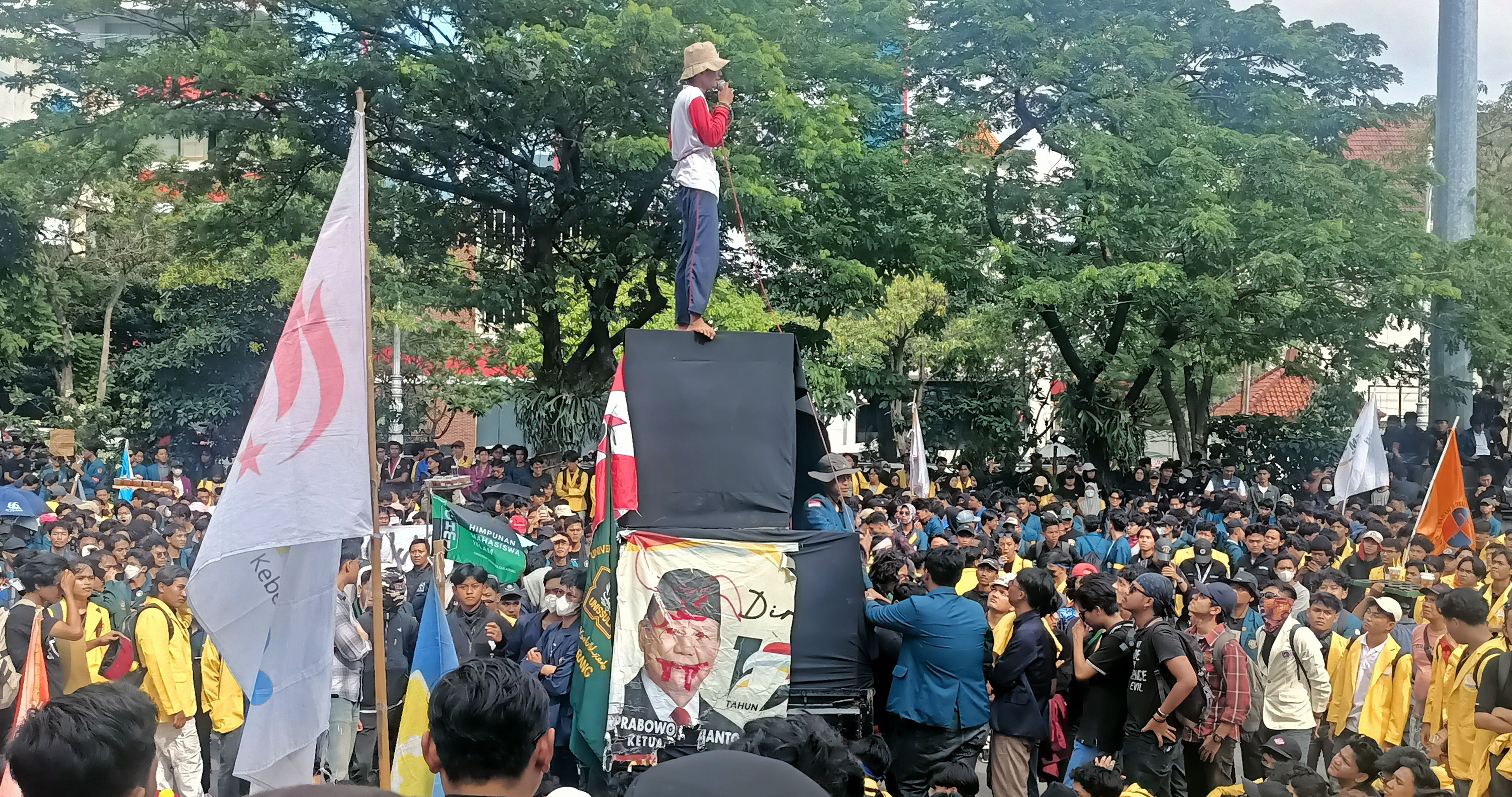 Ribuan Mahasiswa Semarang Gelar Aksi Demo di Depan Gedung DPRD Jawa tengah  