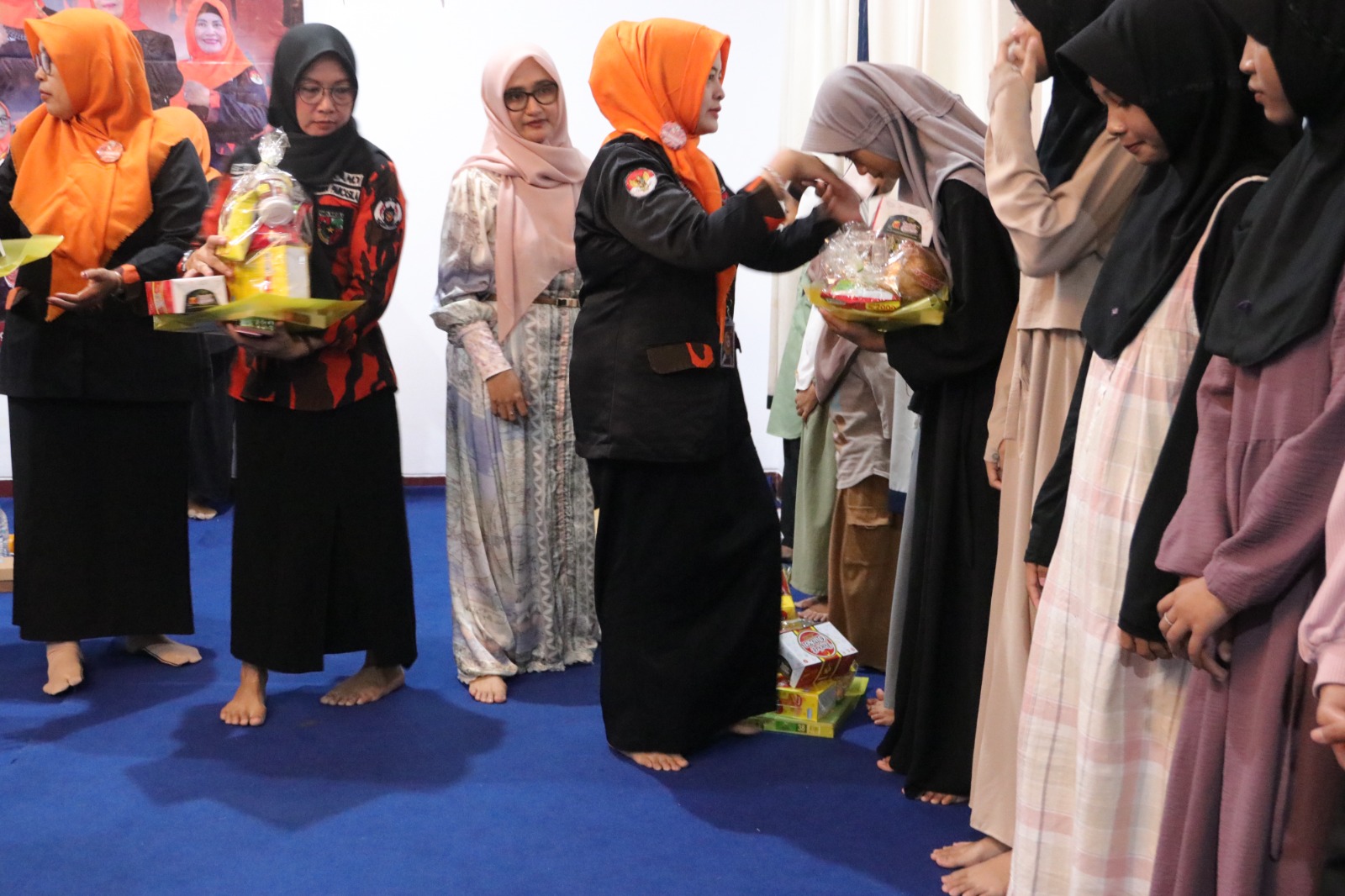 Srikandi Pemuda Pancasila dan Wakil Wali Kota Tegal Santuni Anak Yatim Piatu