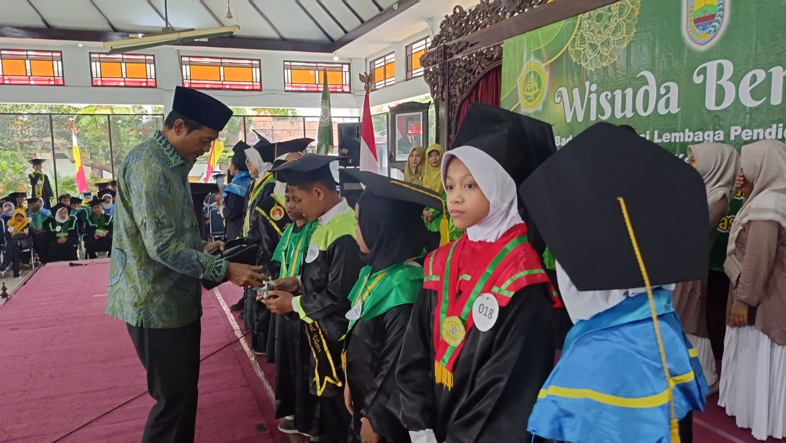 Di Depan Wisudawan TPQ, Wakil Bupati Batang Ingatkan Bahaya Medsos