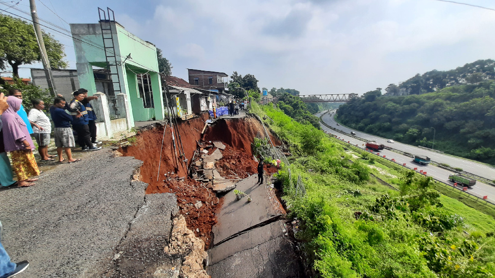 Jalan di Samping Tol Jatingaleh Semarang Longsor, 16 Jiwa Diungsikan 