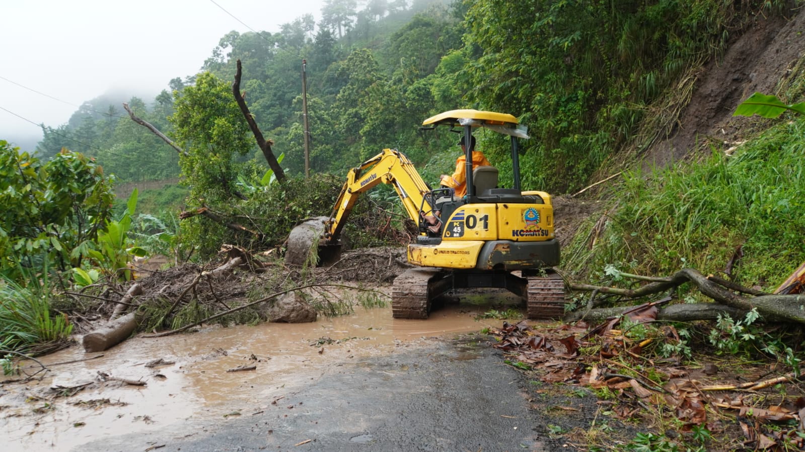 Warga Desa Tempur Jepara Terisolir Akibat Longsor, Akses Jalan dan Listrik Terputus  Total